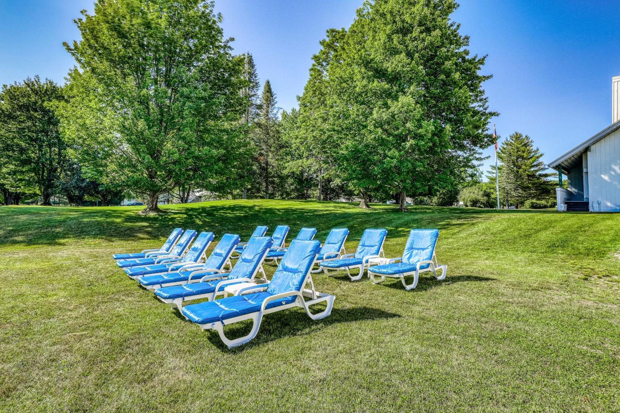 Village Green II Стоу Номер фото
